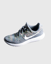 Load image into Gallery viewer, White Stripped Shoe